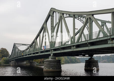 Glienicke Pont sur la rivière Havel, également connu sous le nom de "pont des espions", reliant Potsdam et Berlin, en Allemagne Banque D'Images