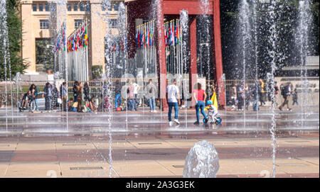 Genève, Suisse - le 22 septembre 2019 : l'eau des fontaines et monument sculpture chaise brisée à l'ONU bâtiments centraux à Genève, Suisse. Banque D'Images