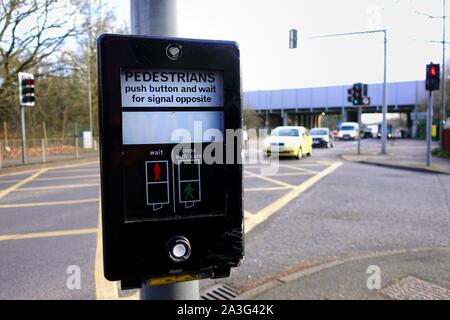 Camberley, Surrey, UK - 6 Février 2018 : bouton de commande de passages protégés et d'affichage, où les gens peuvent pousser un bouton pour modifier le trafic Banque D'Images