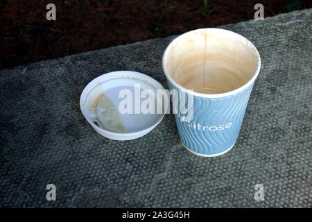 Camberley, Surrey, UK - 6 Février 2018 : Jeter papier Waitrose café ou thé, tasse, qui ont maintenant été abandonnée en faveur de tasses réutilisables Banque D'Images