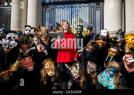 Rébellion Extinction Lucy activiste Holmes de Mullingar lit son poème, le silence de manifestants portant des masques d'animaux à l'extérieur des bâtiments gouvernementaux à Dublin. Banque D'Images