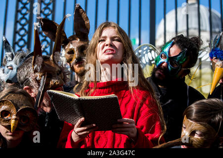 Rébellion Extinction Lucy activiste Holmes de Mullingar lit son poème, le silence de manifestants portant des masques d'animaux à l'extérieur des bâtiments gouvernementaux à Dublin. Banque D'Images