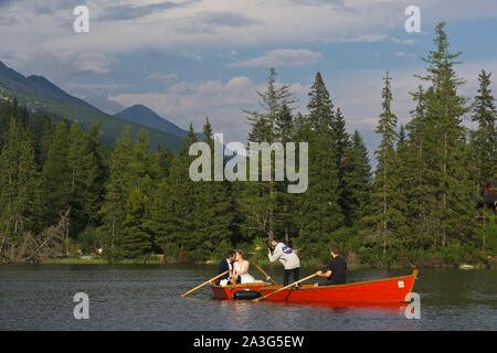 Photos de mariage prises sur un bateau sur le lac de Štrbské Pleso dans les Hautes Tatras, en Slovaquie. Septembre 2019. Banque D'Images