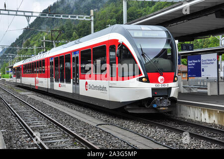 Zentralbahn Stadler SPATZ ABe 130 classe l'UEM à la gare d''Interlaken, Oberland Bernois, Suisse Banque D'Images