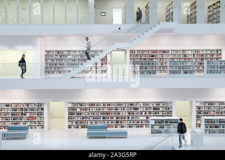 Stuttgart. 8 octobre, 2019. Photo prise le 8 octobre 2019 affiche la vue de l'intérieur de la bibliothèque municipale de Stuttgart Stuttgart, Allemagne. Ouverture en 2011, la Bibliothèque municipale de Stuttgart est devenue le nouveau centre culturel de la ville ainsi qu'une attraction touristique en raison de son design unique. Credit : Zhang Cheng/Xinhua/Alamy Live News Banque D'Images