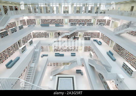 Stuttgart. 8 octobre, 2019. Photo prise le 8 octobre 2019 affiche la vue de l'intérieur de la bibliothèque municipale de Stuttgart Stuttgart, Allemagne. Ouverture en 2011, la Bibliothèque municipale de Stuttgart est devenue le nouveau centre culturel de la ville ainsi qu'une attraction touristique en raison de son design unique. Credit : Zhang Cheng/Xinhua/Alamy Live News Banque D'Images