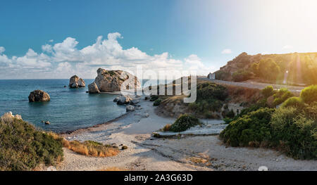 Large vue panoramique aérienne shot de la pittoresque côte de naissance d'Aphrodite ville près de Paphos, Chypre, le coucher du soleil. Une destination de vacances populaire. La roc Banque D'Images