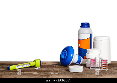 L'équipement de premier ordre avec d'excellents produits de nettoyage chimiques, filtres, tubes à essai et thermomètre pour l'entretien de la piscine sur un bois Banque D'Images