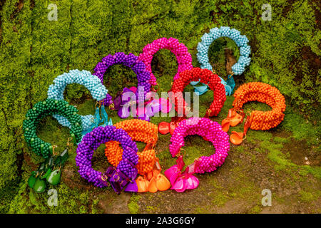 Bracelets de mode coloré sur un fond de mousse Banque D'Images