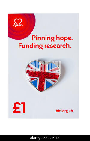 Espérons que l'épinglage, le financement de la recherche en forme d'coeur Union Jack pin's badge sur carte pour £1 par British Heart Foundation BHF isolé sur fond blanc Banque D'Images