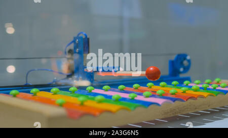 Robot playing sur xylophone coloré Banque D'Images