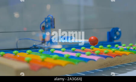 Robot playing sur xylophone coloré Banque D'Images