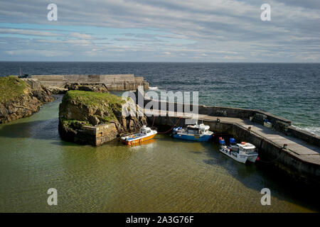 Le petit port de pêche de Niss, sur le point le plus élevé sur l'île de Lewis, en Écosse. Banque D'Images