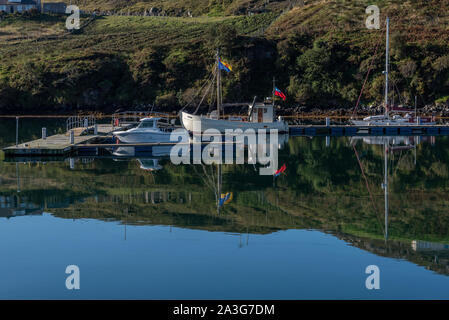 Marina dans le port de Tarbert sur l'île de Harris l'Ecosse Banque D'Images