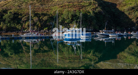 Marina dans le port de Tarbert sur l'île de Harris l'Ecosse Banque D'Images