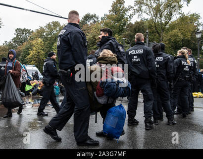 Berlin, Allemagne. 05Th Oct, 2019. Un militant de l'alliance de la protection du climat l'extinction La rébellion est emporté par la police à une route d'accès à la colonne de la victoire. Depuis hier matin, des militants occupaient les voies d'accès. Crédit : Paul Zinken/dpa/Alamy Live News Banque D'Images