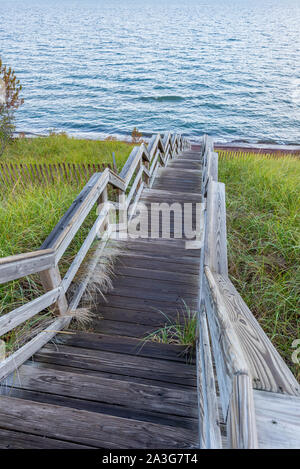 Un escalier en bois menant au lac Supérieur près de Great Sand Bay dans la Péninsule Supérieure du Michigan, USA. Banque D'Images