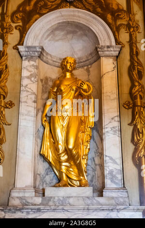 L'Angleterre, Londres, Kensington, Kensington Palace, le King's appartements d'État, la Coupole Prix, Gold Statue de déesse romaine mythologique Banque D'Images