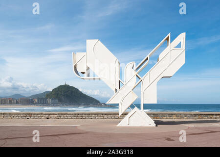 Colombe de la paix, promenade sculpture Zurriola, San Sebastian, Espagne, Europe Banque D'Images