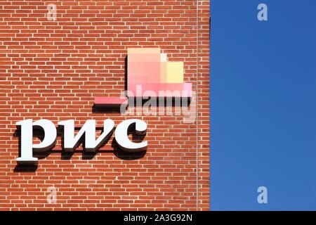 Aarhus, Danemark - 25 août 2019 : PWC logo sur un mur. PricewaterhouseCoopers est un réseau de services professionnels multinationaux Banque D'Images