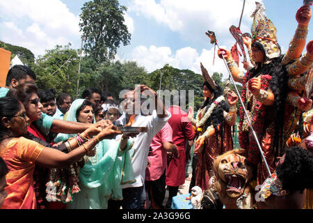 Bangalore, Inde. 8 octobre, 2019. Les dévots hindous participer à la Déesse Durga immersion idole hindoue procession à un lac sur le dernier jour de Durga Puja festival à Bangalore, Inde, 8 octobre 2019. Pendant les cinq jours de la Durga Puja festival, la déesse hindoue Durga est adoré dans ses différentes formes. Credit : Str/Xinhua/Alamy Live News Banque D'Images