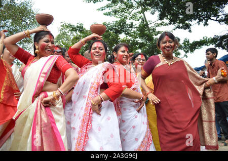 Bangalore, Inde. 8 octobre, 2019. Les dévots hindous participer à la Déesse Durga immersion idole hindoue procession à un lac sur le dernier jour de Durga Puja festival à Bangalore, Inde, 8 octobre 2019. Pendant les cinq jours de la Durga Puja festival, la déesse hindoue Durga est adoré dans ses différentes formes. Credit : Str/Xinhua/Alamy Live News Banque D'Images