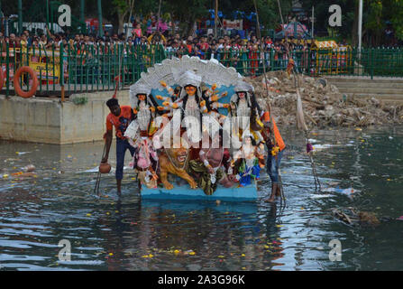 Bangalore, Inde. 8 octobre, 2019. Les dévots hindous participer à la Déesse Durga immersion idole hindoue procession à un lac sur le dernier jour de Durga Puja festival à Bangalore, Inde, 8 octobre 2019. Pendant les cinq jours de la Durga Puja festival, la déesse hindoue Durga est adoré dans ses différentes formes. Credit : Str/Xinhua/Alamy Live News Banque D'Images