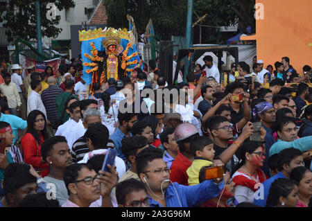 Bangalore, Inde. 8 octobre, 2019. Les dévots hindous participer à la Déesse Durga immersion idole hindoue procession à un lac sur le dernier jour de Durga Puja festival à Bangalore, Inde, 8 octobre 2019. Pendant les cinq jours de la Durga Puja festival, la déesse hindoue Durga est adoré dans ses différentes formes. Credit : Str/Xinhua/Alamy Live News Banque D'Images