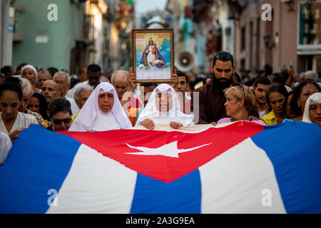 Fidèles participer au pèlerinage que chaque année rend hommage à la Vierge de la Charité, patronne de Cuba. Banque D'Images