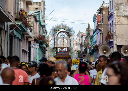 Fidèles participer au pèlerinage que chaque année rend hommage à la Vierge de la Charité, patronne de Cuba. Banque D'Images