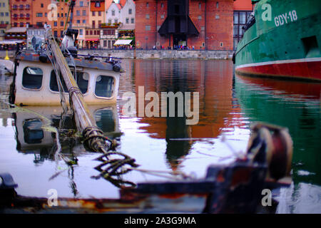 Épave de bateau dans la marina de Gdańsk (Danzig en allemand), une ville portuaire sur la côte baltique de la Pologne Banque D'Images