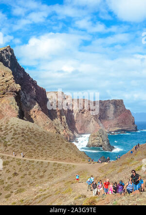 La Ponta de Sao Lourenço, Madeira, Portugal - 12 Sep 2019 : les touristes en sentier de randonnée à point le plus à l'île de Madère. Paysage volcanique et les falaises de l'océan Atlantique. Surpeuplées, le tourisme de masse. Banque D'Images