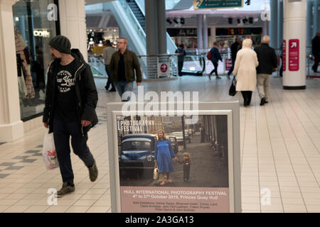 Hull Yorkshire UK. Princes Quay shopping centre 2019 HIP fest Festival International de la photographie de la coque dans nouveau centre commercial Exposition 'Hull voyageant sud' par Homer Sykes. 2010s HOMER SYKES Banque D'Images