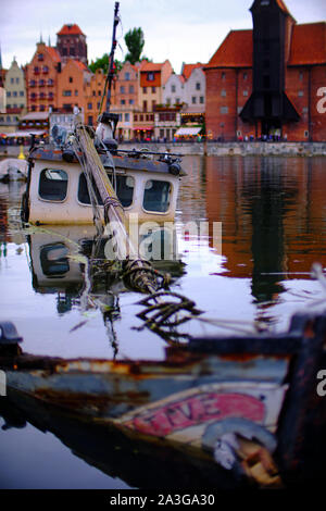 Épave de bateau dans la marina de Gdańsk (Danzig en allemand), une ville portuaire sur la côte baltique de la Pologne Banque D'Images