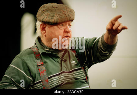 Mickey Rooney, Holywood acteur qui est apparu dans plus de 300 films, est titulaire d'un des acteurs écossais Atelier sur trois jours, sur le Songe d'une nuit, à Glasgow, en Écosse, en février 1996. Banque D'Images