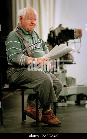 Mickey Rooney, Holywood acteur qui est apparu dans plus de 300 films, est titulaire d'un des acteurs écossais Atelier sur trois jours, sur le Songe d'une nuit, à Glasgow, en Écosse, en février 1996. Banque D'Images