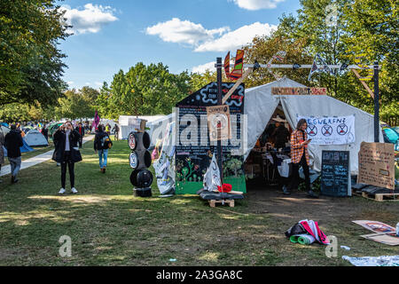 Allemagne, Berlin, Potsdamerplatz, 7 octobre 2019. Le changement climatique village de tentes sur la pelouse à l'extérieur des bureaux officiels de la chancelière allemande. L'Extinction la rébellion (XR) Manifestation à Berlin appelle à plus de protection du climat et la prévention de l'extinction des espèces. . Les manifestants ont occupé un grand carrefour à Potsdamer Platz et apporté le trafic à l'arrêt. La semaine de protestation est partie d'une protestation à l'échelle mondiale et les gouvernements sont instamment invités à prendre des mesures. crédit : Eden Breitz/Alamy Banque D'Images