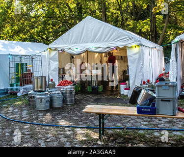 Allemagne, Berlin, Potsdamerplatz, 7 octobre 2019. Le changement climatique village de tentes sur la pelouse à l'extérieur des bureaux officiels de la chancelière allemande. L'Extinction la rébellion (XR) Manifestation à Berlin appelle à plus de protection du climat et la prévention de l'extinction des espèces. . Les manifestants ont occupé un grand carrefour à Potsdamer Platz et apporté le trafic à l'arrêt. La semaine de protestation est partie d'une protestation à l'échelle mondiale et les gouvernements sont instamment invités à prendre des mesures. crédit : Eden Breitz/Alamy Banque D'Images