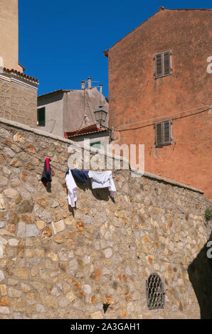 Blanchisserie étendus dehors maisons, Giglio Castello, l'île de Giglio, en Toscane, Italie Banque D'Images