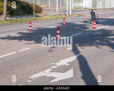 Travaux sur des pylônes avec marquage routier Banque D'Images