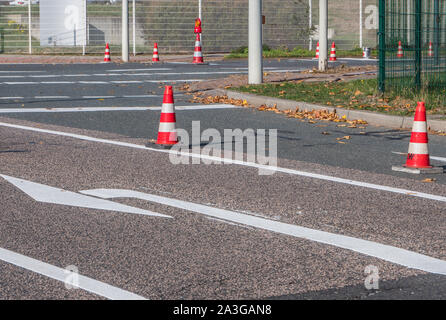 Travaux sur des pylônes avec marquage routier Banque D'Images