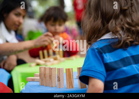 Les enfants sont vus jouer au football, certains pieds nus, à Ritsona Camp dans un espace adapté aux enfants mis en place pour les enfants pour peindre, jouer aux cartes, passer et d'autres formes d'activités interactives. Avec peu d'autre à faire sur le camp, les activités de l'après-midi Offrir aux enfants un espace sûr pour jouer et les parents avec des temps de repos. Certains parents ont parlé des risques de laisser leurs enfants prendre de mauvaises habitudes d'autres adultes dans le camp. En 2018, il y avait près de 66 969 demandes d'asile officielle d'après les données statistiques publiées par le service de l'asile. Le HCR a 15 670 de la CITES Banque D'Images