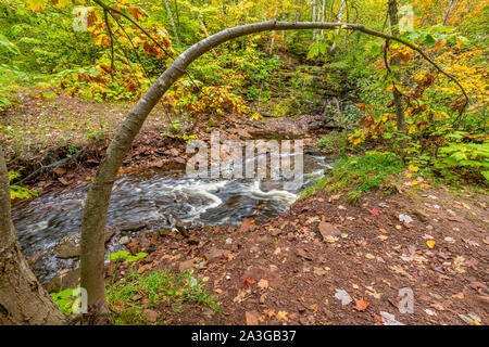 La couleur de l'automne à rapids au-dessous de la cascade Falls hongrois dans la Péninsule Supérieure du Michigan. Banque D'Images