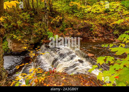 La couleur de l'automne à rapids au-dessous de la cascade Falls hongrois dans la Péninsule Supérieure du Michigan. Banque D'Images