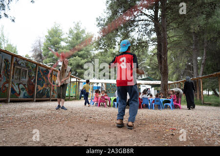 Les enfants sont vus jouer au football, certains pieds nus, à Ritsona Camp dans un espace adapté aux enfants mis en place pour les enfants pour peindre, jouer aux cartes, passer et d'autres formes d'activités interactives. Avec peu d'autre à faire sur le camp, les activités de l'après-midi Offrir aux enfants un espace sûr pour jouer et les parents avec des temps de repos. Certains parents ont parlé des risques de laisser leurs enfants prendre de mauvaises habitudes d'autres adultes dans le camp. En 2018, il y avait près de 66 969 demandes d'asile officielle d'après les données statistiques publiées par le service de l'asile. Le HCR a 15 670 de la CITES Banque D'Images