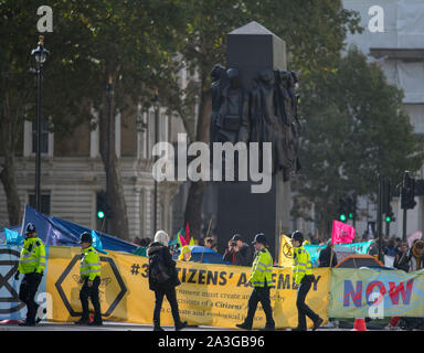 Westminster, London, UK. 8e octobre 2019. Extinction des militants rébellion bloquer les routes autour de Westminster dans une deuxième journée de manifestations contre le changement climatique. Whitehall est fermé alors que les manifestants monter près de l'entrée de Downing Street. Credit : Malcolm Park/Alamy Live News. Banque D'Images