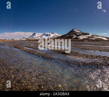 Rivière et Mt. Kerlingafjoll, hauts plateaux du centre, de l'Islande Banque D'Images