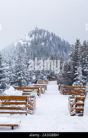 Première neige sur la montagne de soufre 29 septembre 2019 dans le parc national de Banff en Alberta Banque D'Images