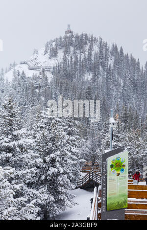 Première neige sur la montagne de soufre 29 septembre 2019 dans le parc national de Banff en Alberta Banque D'Images