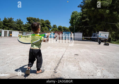 Les enfants sont vus jouer au football, certains pieds nus, à Ritsona Camp dans un espace adapté aux enfants mis en place pour les enfants pour peindre, jouer aux cartes, passer et d'autres formes d'activités interactives. Avec peu d'autre à faire sur le camp, les activités de l'après-midi Offrir aux enfants un espace sûr pour jouer et les parents avec des temps de repos. Certains parents ont parlé des risques de laisser leurs enfants prendre de mauvaises habitudes d'autres adultes dans le camp. En 2018, il y avait près de 66 969 demandes d'asile officielle d'après les données statistiques publiées par le service de l'asile. Le HCR a 15 670 de la CITES Banque D'Images